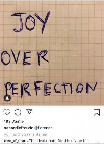 Inscription au stylo Joy over perfection la joie plutôt que la perfection